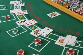 Tim bangkoktoto di ruang operasi dengan monitor live dealer dan sistem keamanan real-time